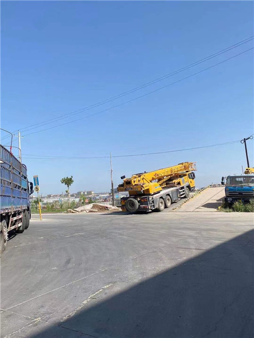 东兴市25吨吊车的租赁价格大概是多少？