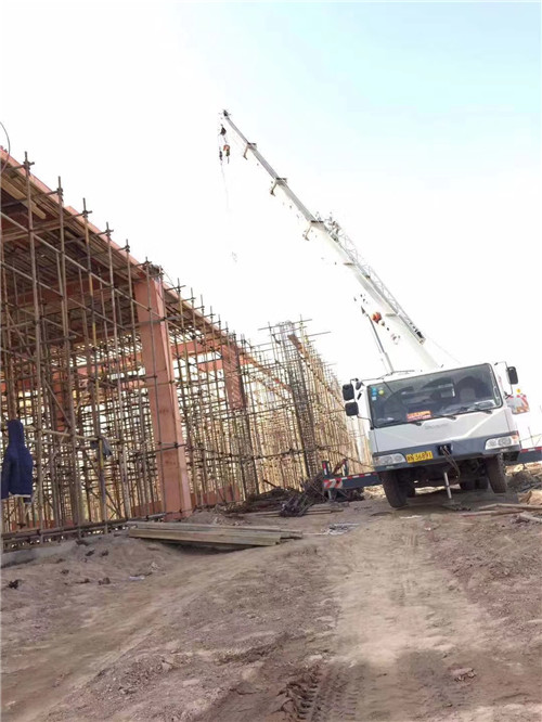 东兴市吊车作业的安全注意事项有哪些？