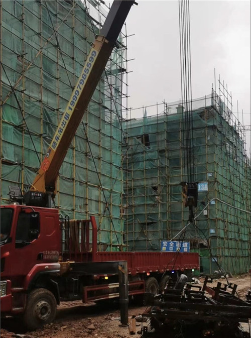 东兴市“慢工细活”—— 吊车的 “微动控制” 技术