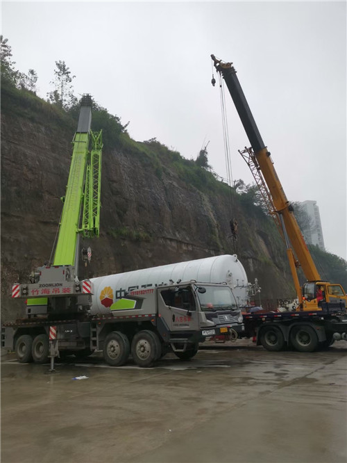 东兴市“不怕风雨冻”—— 吊车的 “恶劣环境适应” 技术